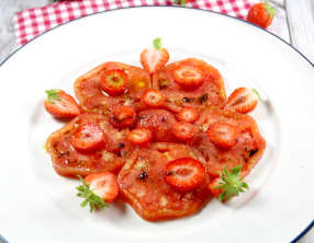 Carpaccio de tomate et fraise à l’huile de vanille et poivre Sarawak