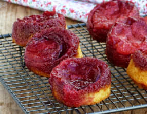 Gâteaux renversés aux prunes et à la cardamome