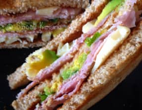 Le club sandwich jambon et avocat