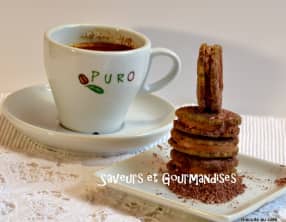 Biscuits fourrés café-chocolat.