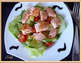 Salade de pommes de terre, concombre et saumon mi-cuit