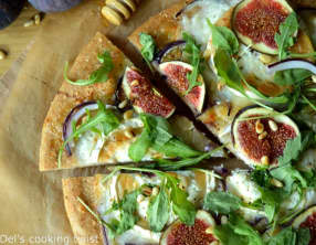 Pizza à la farine complète aux figues et au chèvre