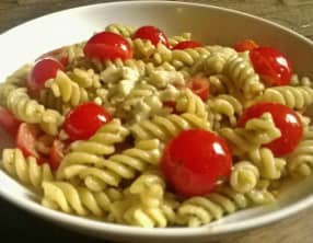 Pates au pesto, tomates cerises et chèvre frais