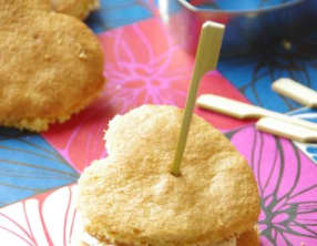 Petits biscuits à la vanille, chantilly et framboises
