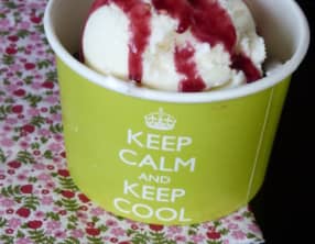 Glace au yaourt et citron, quetsches tièdes au vin épicé