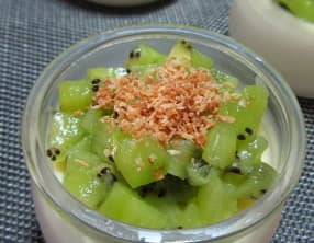 Panna cotta au chocolat blanc, noix de coco et kiwi