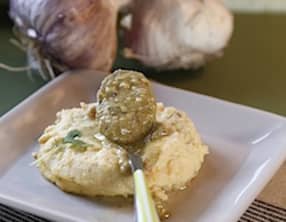 Flans à l'ail et purée de basilic aux noisettes