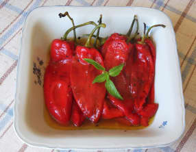 Poivrons rouges grillés marinés
