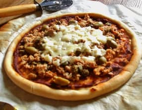 pizza al tonno e capperi, olive, mozzarella