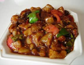 Curry d'aubergines, poivron, tomates, noix, sésame