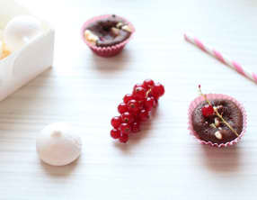 Petits moelleux surprise : coeur coulant au chocolat blanc, groseilles et meringue