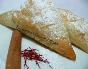 Mini-pastillas au poulet et safran.