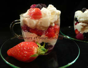Mousse de mascarpone aux fruits rouges.