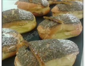 Mini-éclairs au yuzu et praliné de sésame noir