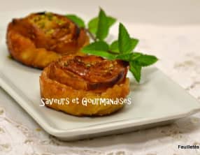 Feuilletés de pommes en rosaces.