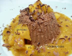 Bavarois au chocolat sur lit de mangue.