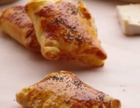 Chaussons au brie et à la confiture de pêche blanche