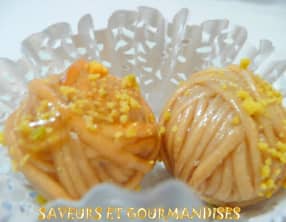 Pelotes croustillantes fourrées d’amandes.