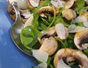 Salade de roquette et champignons de Paris, copeaux de parmesan