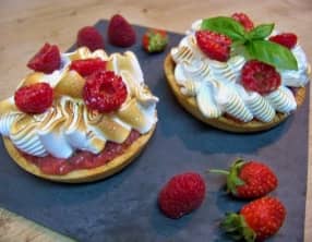 Tartelettes meringuées, fraises, framboises, bananes et citron vert