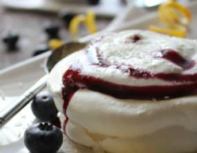 Pavlova au lemon curd, chantilly coco et coulis de myrtilles