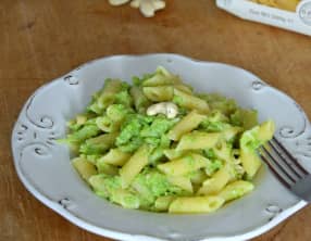 Mezze penne rigate à la crème de brocolis, amandes et noix de cajou