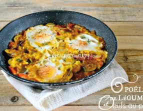 Poêlée de légumes au curcuma et oeufs au plat