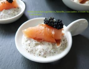 Petites bouchées apéritives, faisselle, concombre et truite fumée