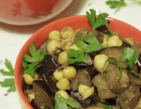 Aubergines frites à la mélasse de grenade et aux pois chiches
