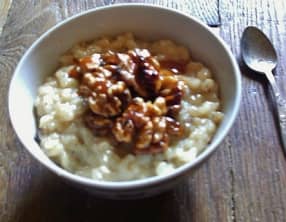 Riz au lait au caramel beurre salé et aux noix