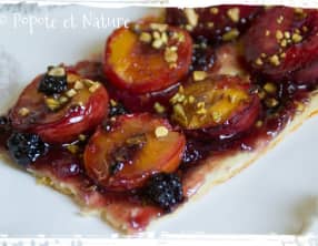 Tarte aux prunes rouges, pistaches grillées et confiture de mûres