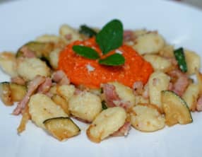 Gnocchi à la carbonara de courgettes, crème de poivrons