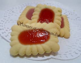 Biscuits au zeste de citron vert et gelée de mûres