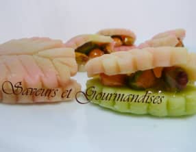 Pâte d’amandes en feuilles fourrées de fruits secs.