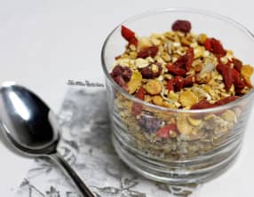 Granola avec petites graines et fruits rouges