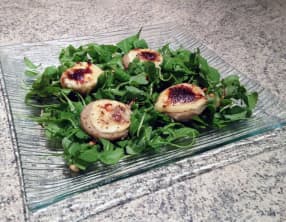 Salade au chèvre, fonds d’artichaut et pignons de pin