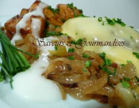 Steaks hachés au fromage sur lit d’oignons et patates épicées