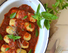 Quenelles de semoule de blé à la sauce tomate
