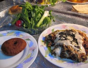 Aubergines grillées au four, grenade, pignons de pin, sauce yaourt