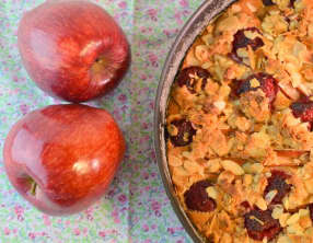 Gâteau-crumble au lait d'amande, pommes et framboises