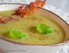 Soupe aux choux de Bruxelles et lard grillé