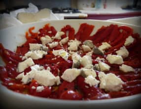 Poivrons en salade et neige de fromage de chèvre