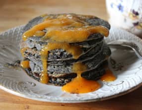Black pancakes et leur coulis de kaki vanillé