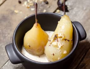 Poires pochées aux épices et chocolat, sauce stracciatella