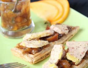 Foie gras sur gaufre au pain d'épices et chutney de kaki