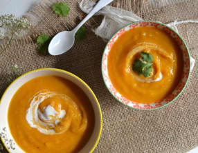 Velouté crémeux de patates douces et carottes au lait de coco et épices