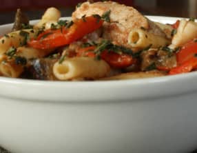 Macaroni au poulet grillés et ses légumes épicés