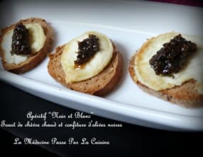 Toasts de crottin de chèvre et confiture d'olives noires