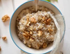 Porridge végétal aux flocons d'avoine, noix et coco