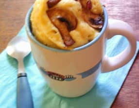 Mug cake salé façon quiche lorraine aux lardons et champignons